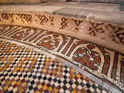 Si trova posta al centro di un pavimento finemente decorato a mosaico con forme geometriche dai colori accesi in cui sembra ripetersi, nel motivo ornamentale, il monogramma cufico di �Allah � grande�. C�� chi ritiene che sia un segno lasciato proprio dalle maestranze saracene che contribuirono alla costruzione della Basilica